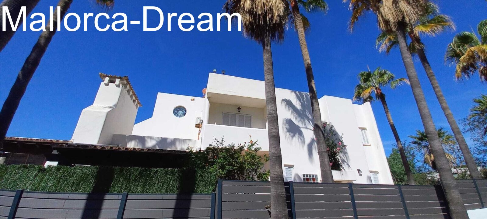 Sa Coma: Strandnahes Chalet mit Gaszentralheizung, Klimaanlagen, Pool, Palmengarten und Doppelgarage  