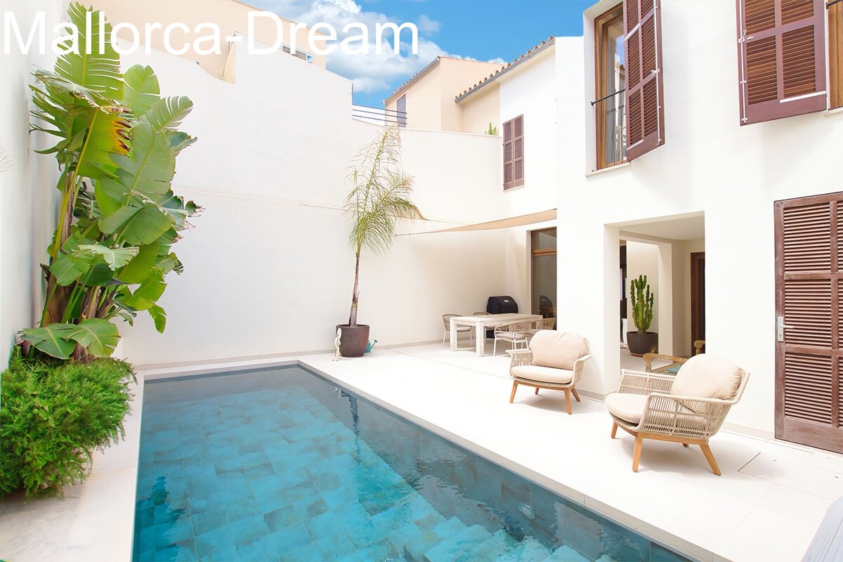 Capdepera: Stylishly Renovated Townhouse in Capdepera – Modern Comfort with Castle Views 