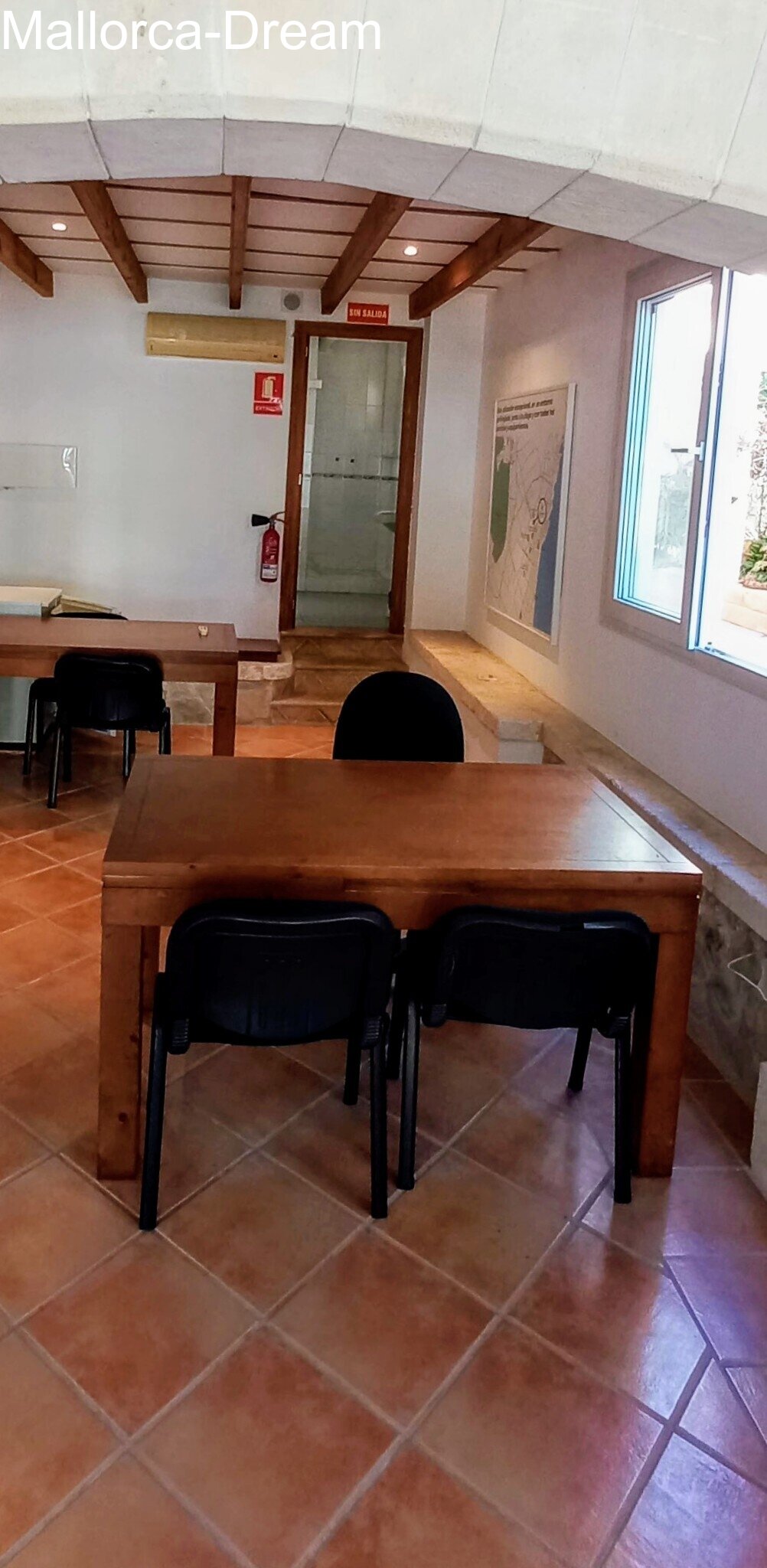 Mallorca: Attraktives Ladenlokal in zentraler Lage mit bestehender Lizenz für Büro 