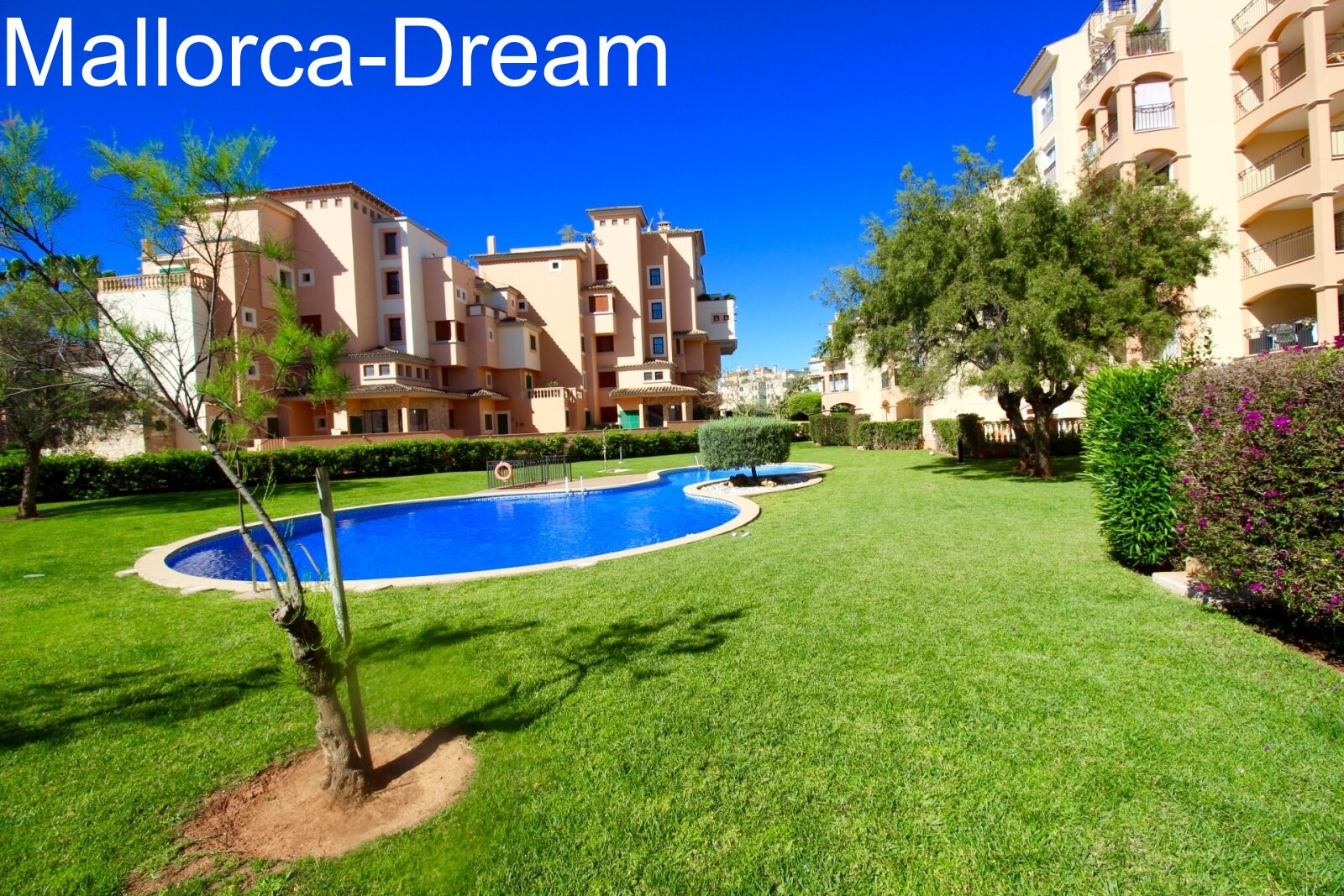 Sa Coma: Fantastic ground floor apartment with a large terrace and direct pool access, plus underground parking and basement storage. 