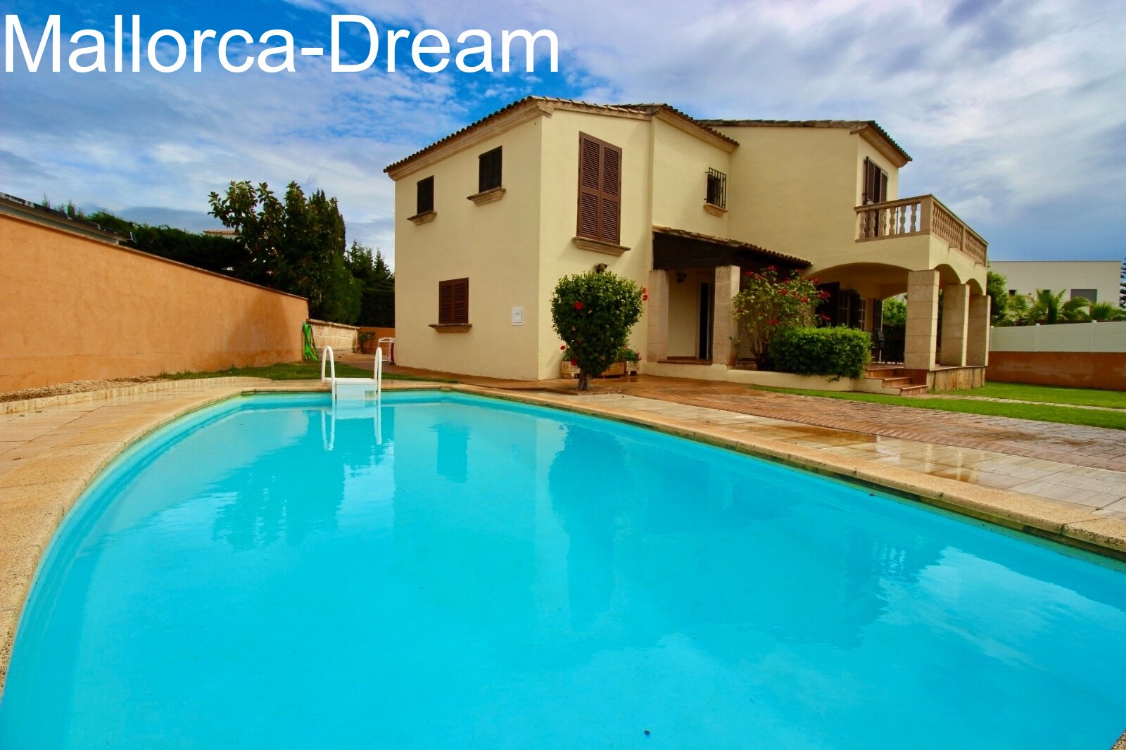 Sa Coma :  Chalet de ensueño con piscina, jardín y licencia de alquiler vitalicia !!! Elegante villa en Sa Coma  