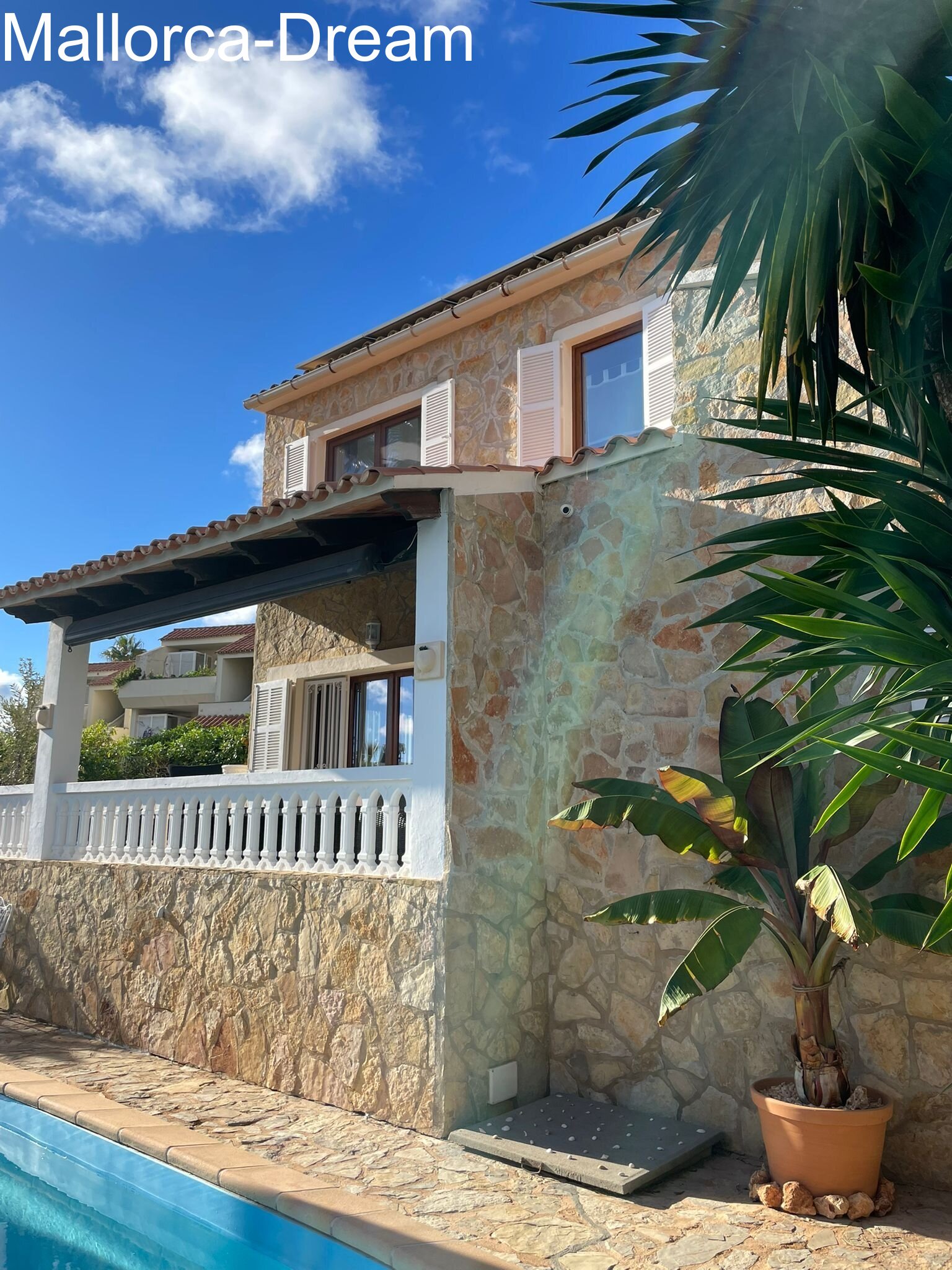 Cala Millor: Finca de piedra natural con vistas al mar, apartamento de invitados, piscina, sistema fotovoltaico, garaje y un precioso jardín 